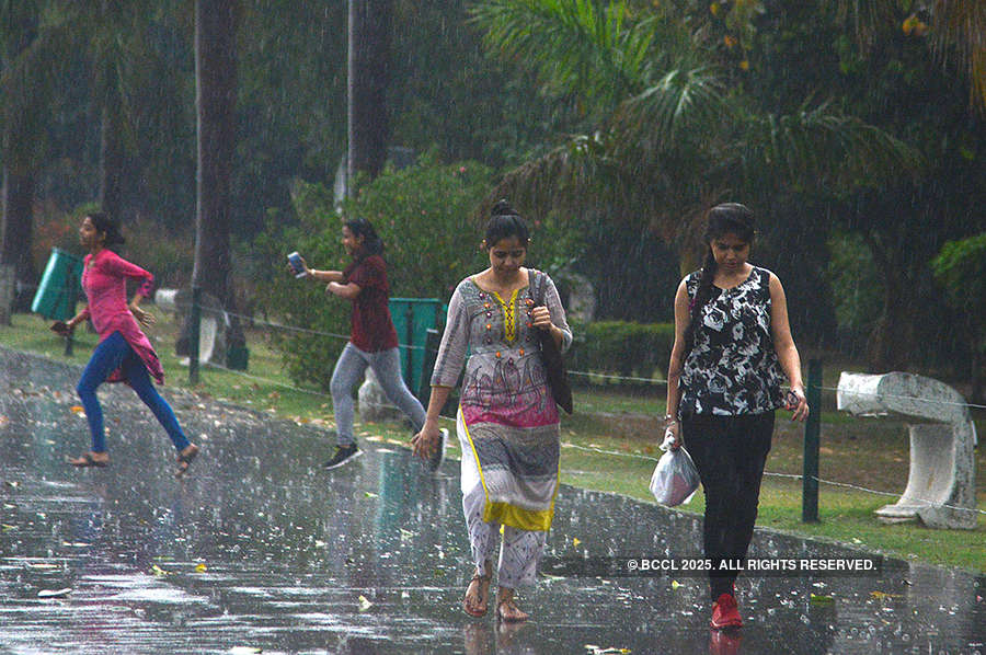 Dust storm, rain kill at least 90 in north India