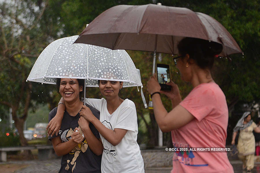 Dust storm, rain kill at least 90 in north India