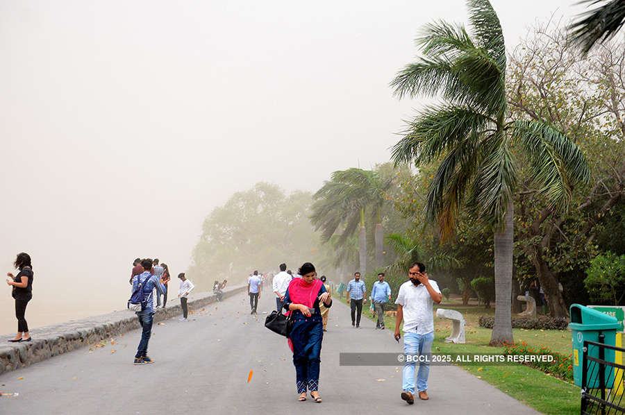 Dust storm, rain kill at least 90 in north India