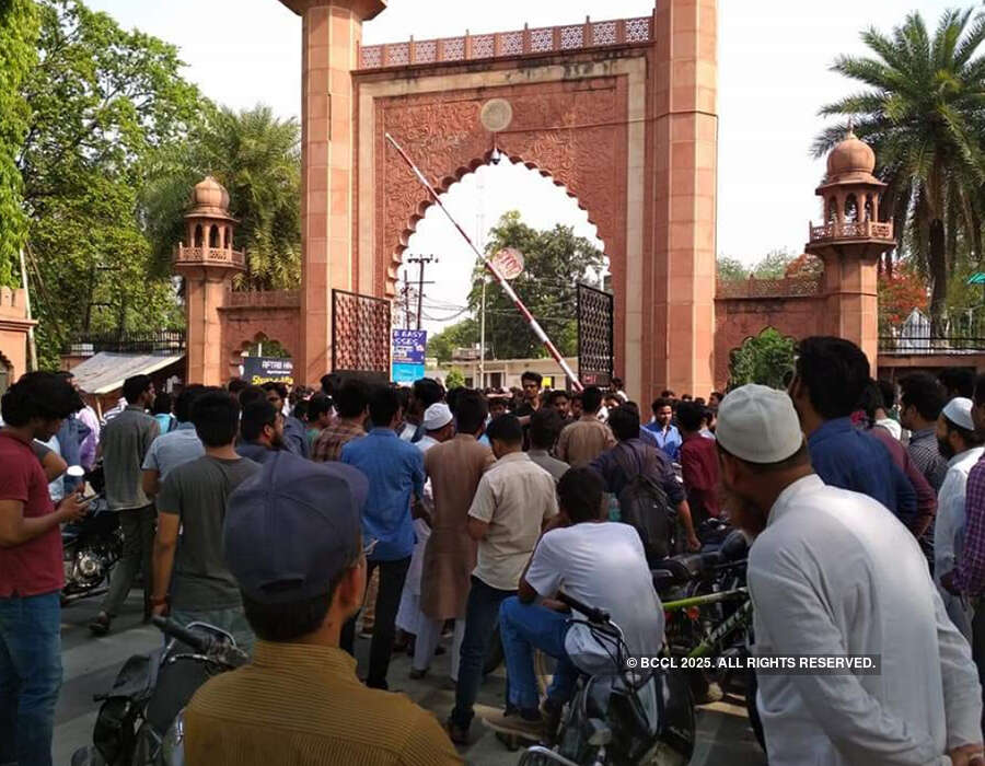 Violence erupts at AMU campus over Jinnah&rsquo;s portrait