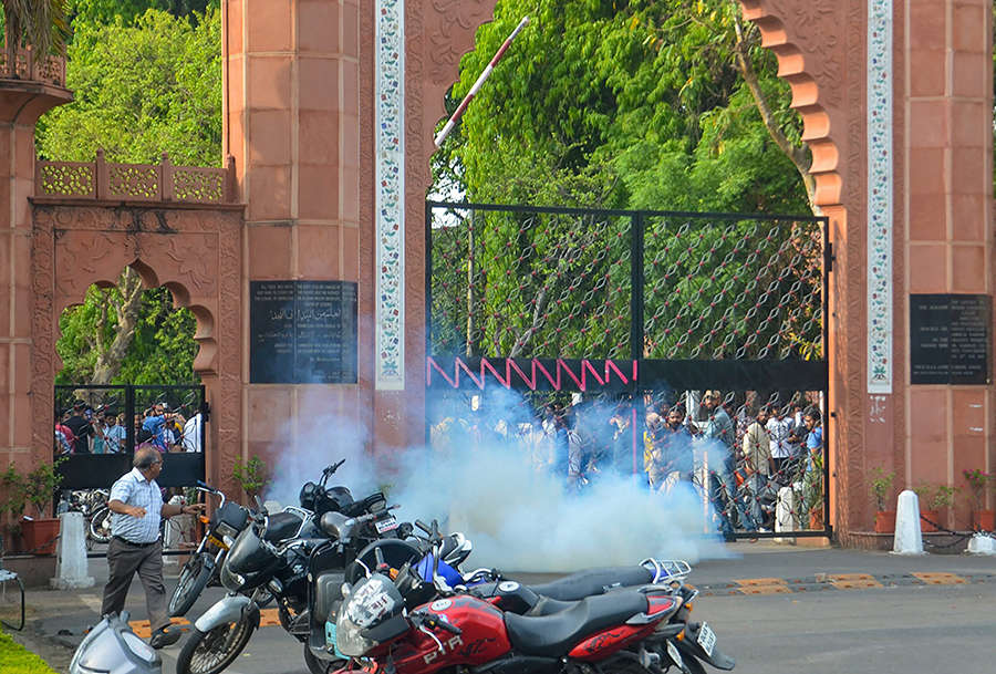 Violence erupts at AMU campus over Jinnah’s portrait