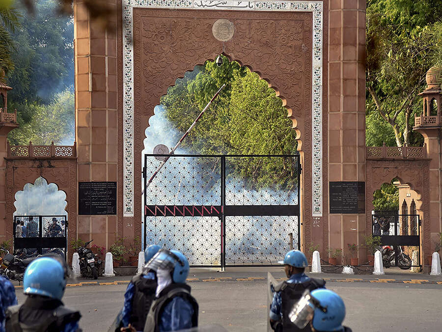 Violence erupts at AMU campus over Jinnah&rsquo;s portrait