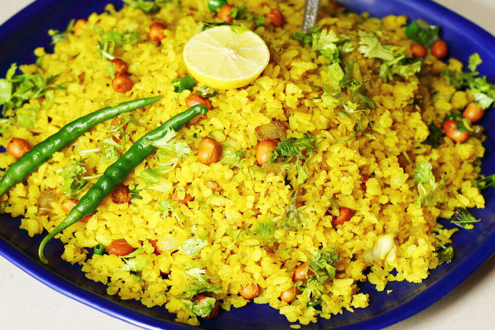 If you are a foodie, you must definitely eat at these Indian railway