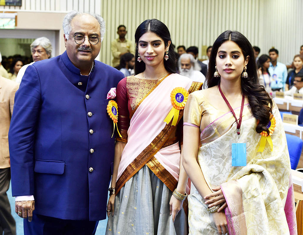 Janhvi consoles teary-eyed Boney Kapoor as Sridevi gets honoured at National Film Awards, see heartbreaking pics