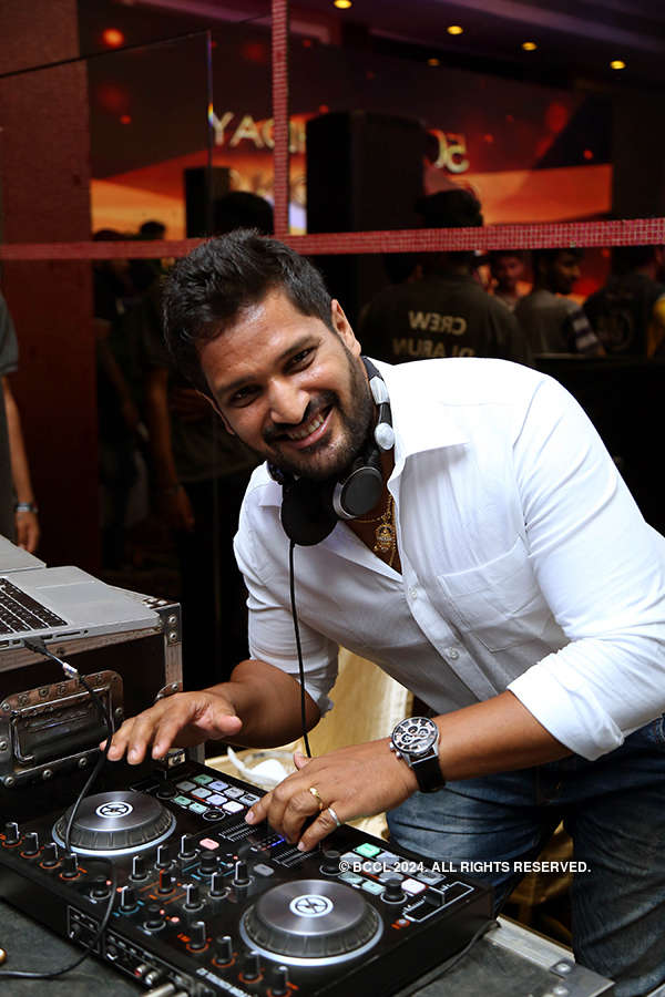 Dj Arun Plays Peppy Music During Vs Suresh S 50th Birthday Party In The Bengaluru Photogallery Arun varma new dj song 2019 free mp3 download. hot photos