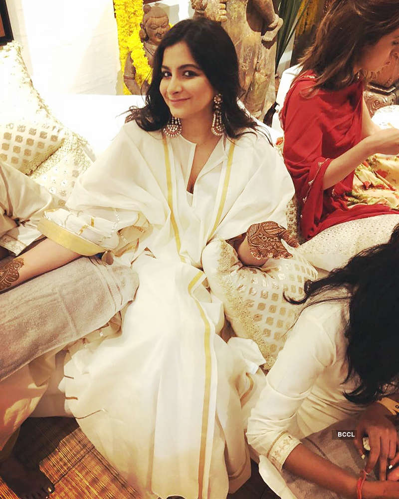 Pictures of Sonam Kapoor’s first dance with Anand Ahuja from her mehendi ceremony will make you hit the dance floor