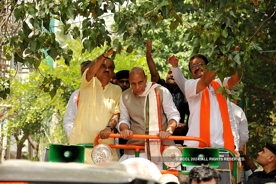 Rajnath holds mega roadshow in Bengaluru
