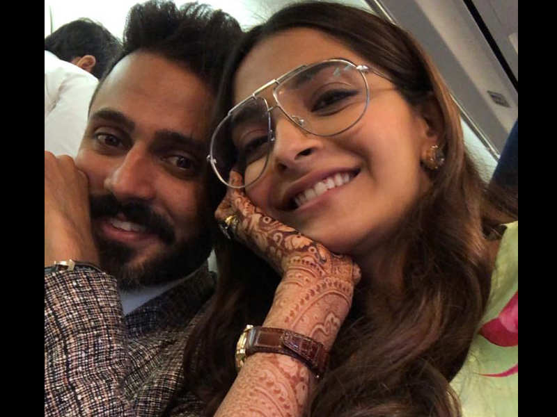 Sonam Kapoor And Anand Ahuja Leave For Their First Trip To Delhi Together After Marriage Watch this video to know their love story and how it all started. sonam kapoor and anand ahuja leave for