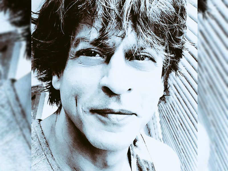 Photo: Shah Rukh Khan flashes his million dollar dimpled smile for the camera