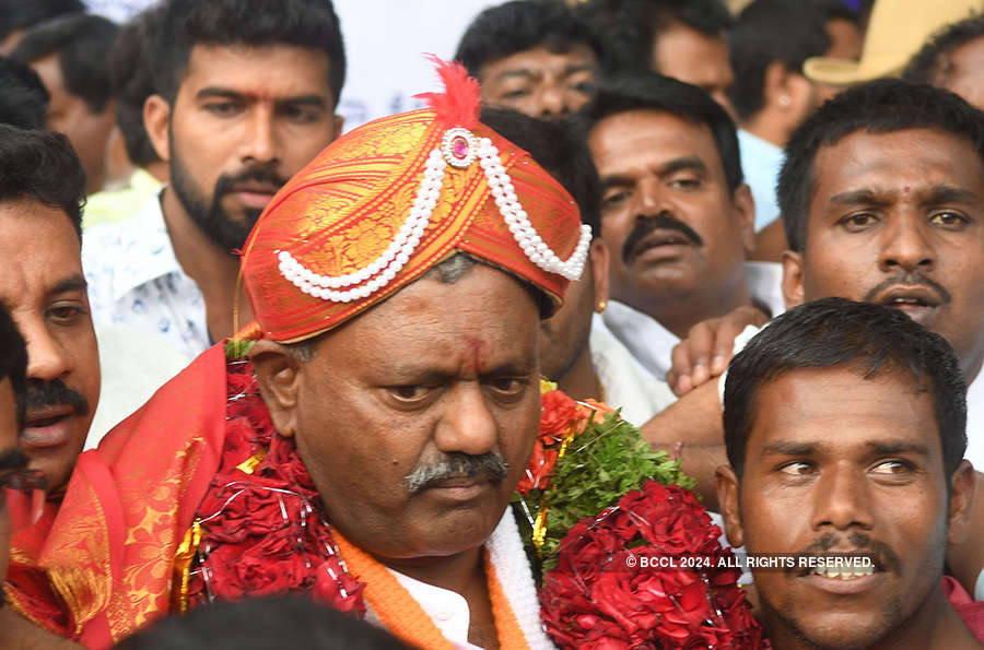 Governor Vajubhai Vala holds key to power in Karnataka