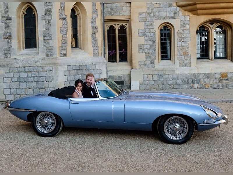 Photo: Prince Harry and Meghan Markle's drive to the wedding reception in a vintage car