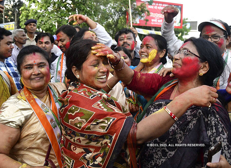 Congress, JD(S) celebrate as BSY resigns in Karnataka