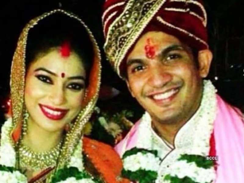 Naagin's Arjun Bijlani, wife Neha Swami celebrate 5th marriage anniversary; see wedding pic