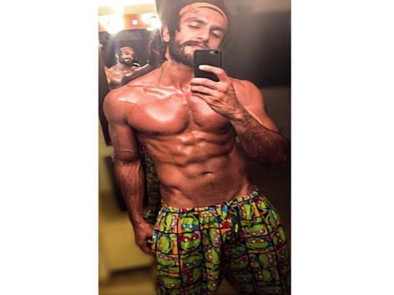 Photo: Ranveer Singh flaunts his chiselled body in his latest mirror selfie