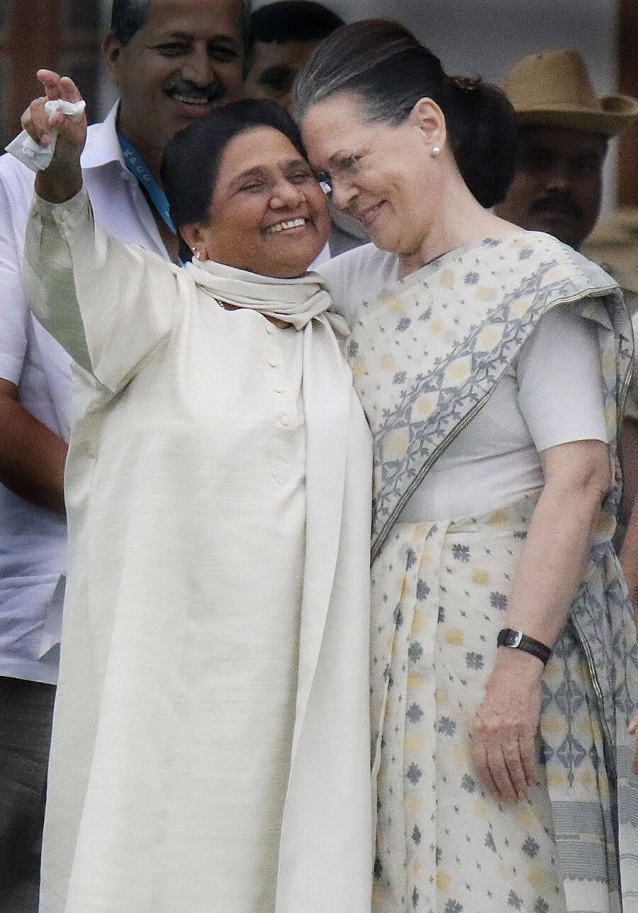 Kumaraswamy takes oath as Karnataka CM