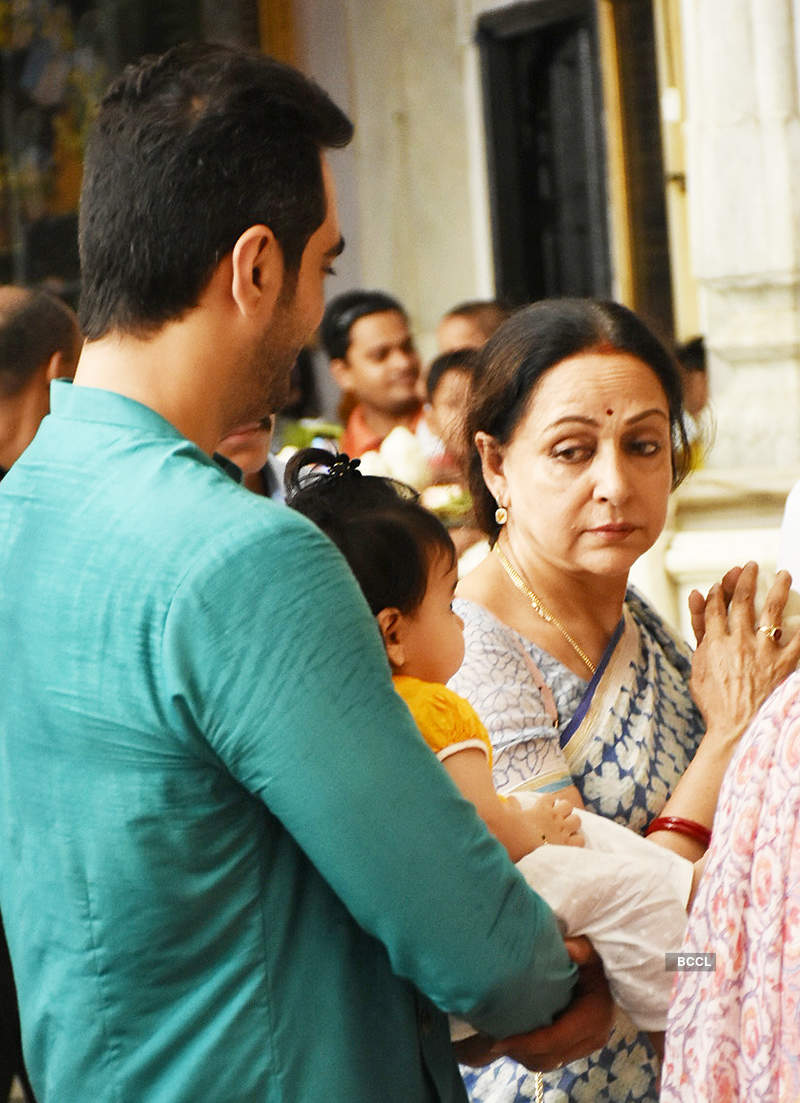 Pictures of famous personalities at shrines