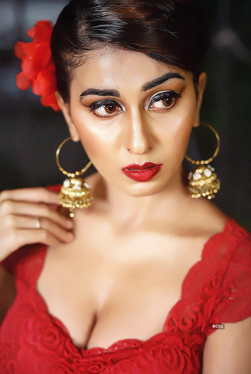 TV actress Ruma Sharma is creating waves on social media with her alluring pictures