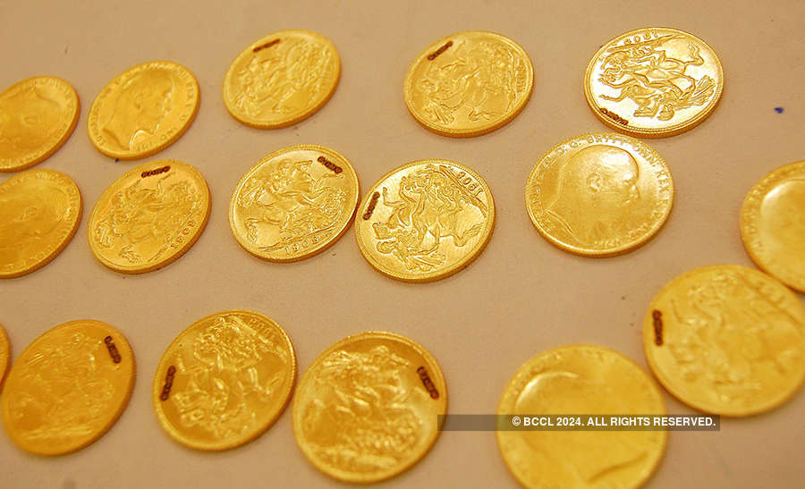 Golds slips below Rs 32,000 on global cues