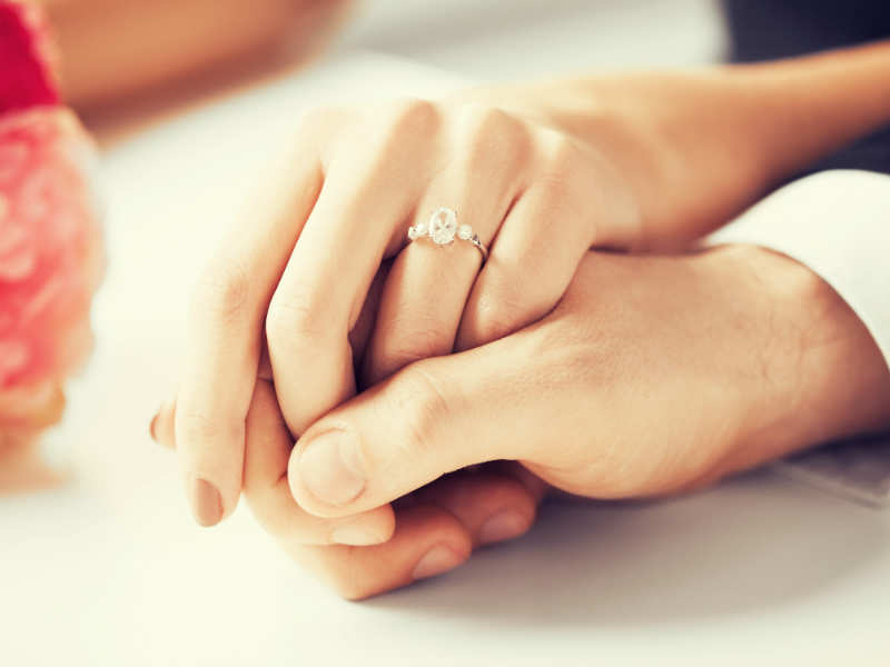 Do you find it difficult to commit to a relationship? Here's a piece of  advice for you | The Times of India
