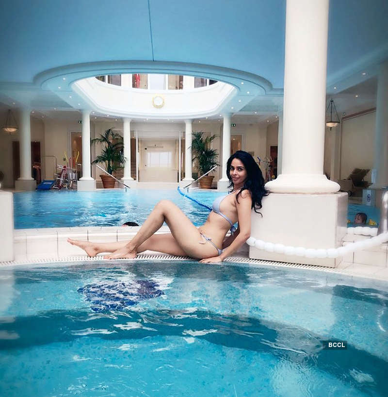 Mallika Sherawat is steaming up the cyberspace with her bold photoshoots