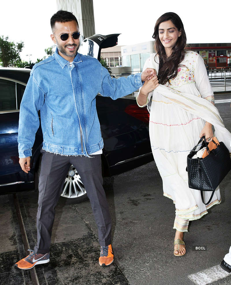 Sonam Kapoor blushes as hubby Anand Ahuja holds her dupatta