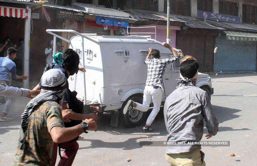 CRPF gypsy, attacked by mob, runs over 3 in Srinagar