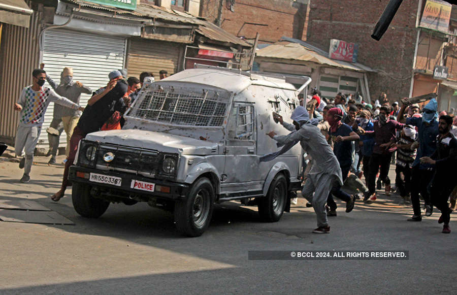 CRPF gypsy, attacked by mob, runs over 3 in Srinagar