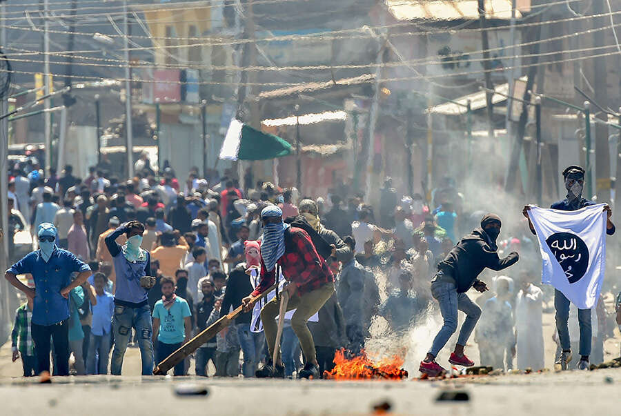CRPF gypsy, attacked by mob, runs over 3 in Srinagar