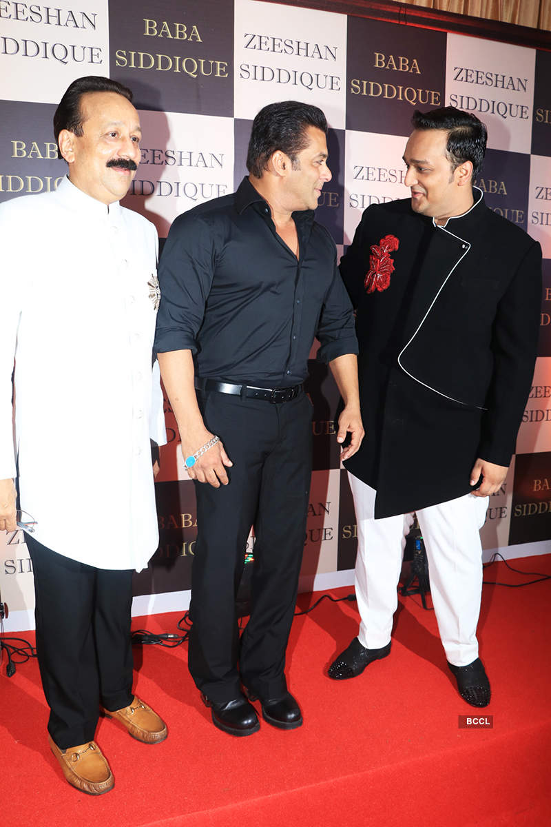 Salman Khan, rumoured girlfriend Iulia Vantur & other celebs make a stylish entry at Baba Siddiqui’s Iftar party