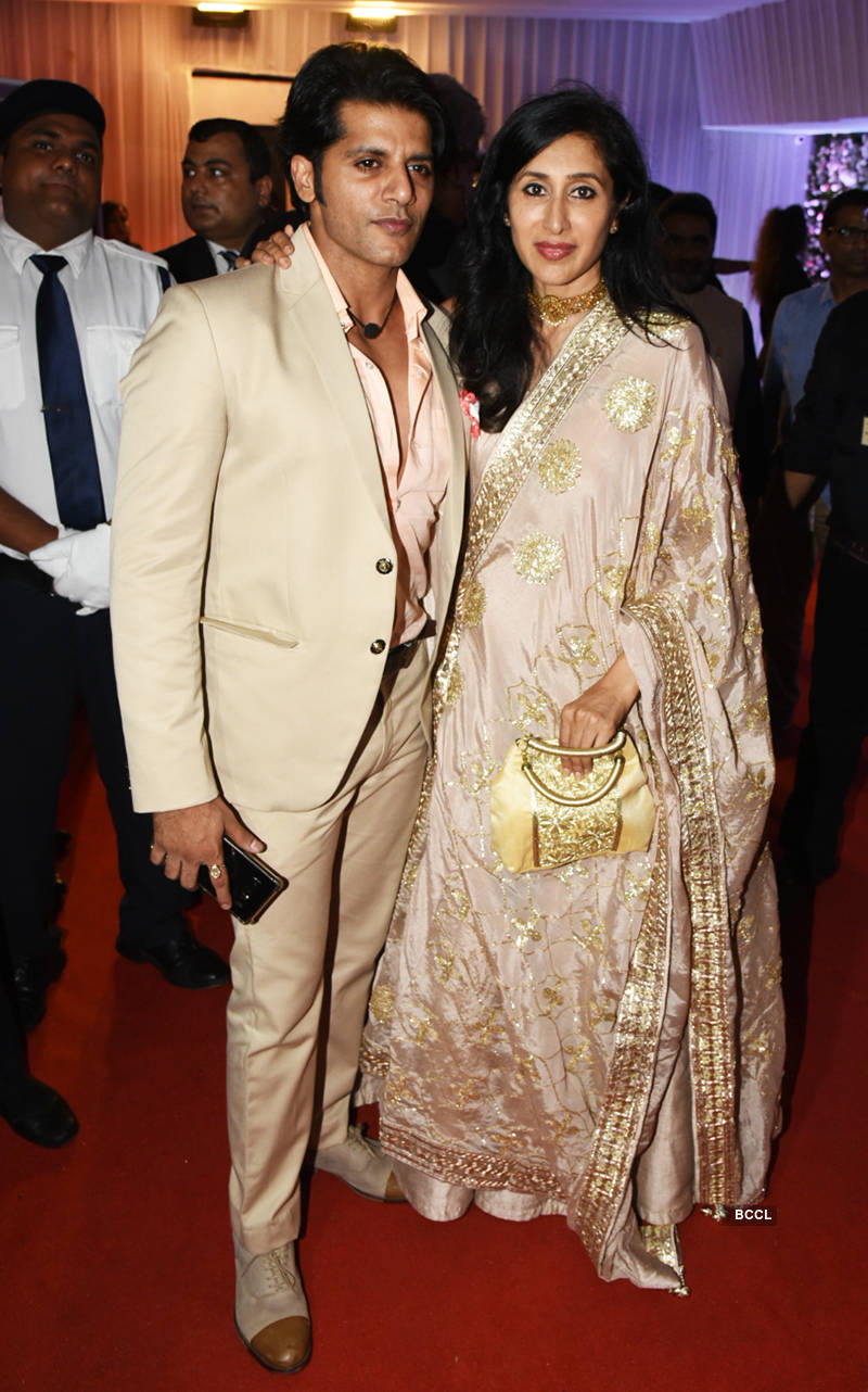 Salman Khan, rumoured girlfriend Iulia Vantur & other celebs make a stylish entry at Baba Siddiqui’s Iftar party