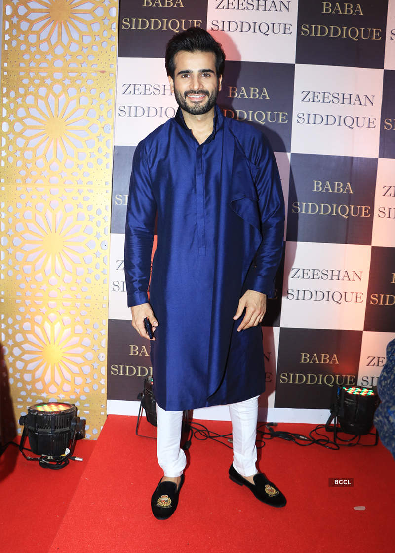 Salman Khan, rumoured girlfriend Iulia Vantur & other celebs make a stylish entry at Baba Siddiqui’s Iftar party