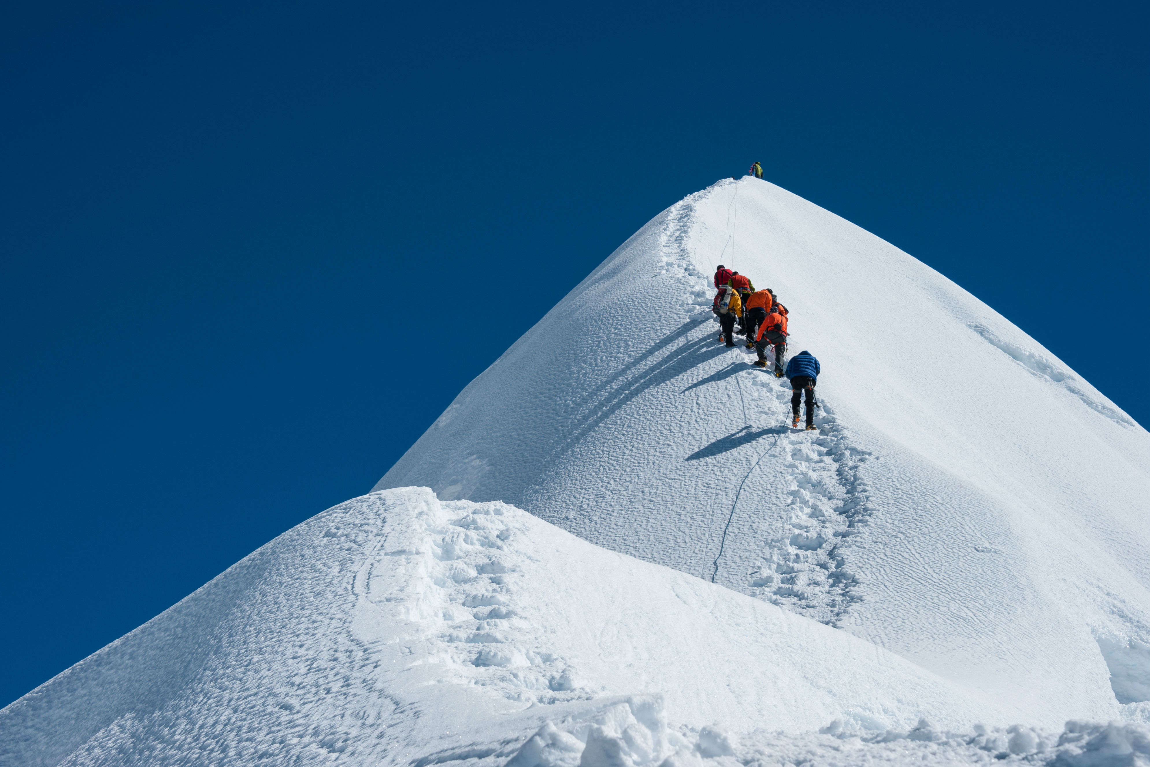 Раскрыть гора. Climbing Snow Mountains. Climbing связанный с снежными горами. Mountain Climber Peak. Восхождение к желанию.