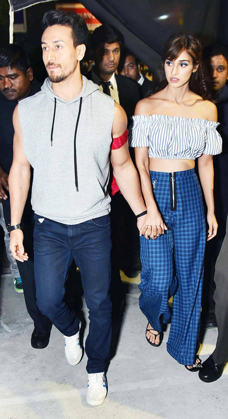 New pictures of Disha Patani & Tiger Shroff from their romantic dinner date