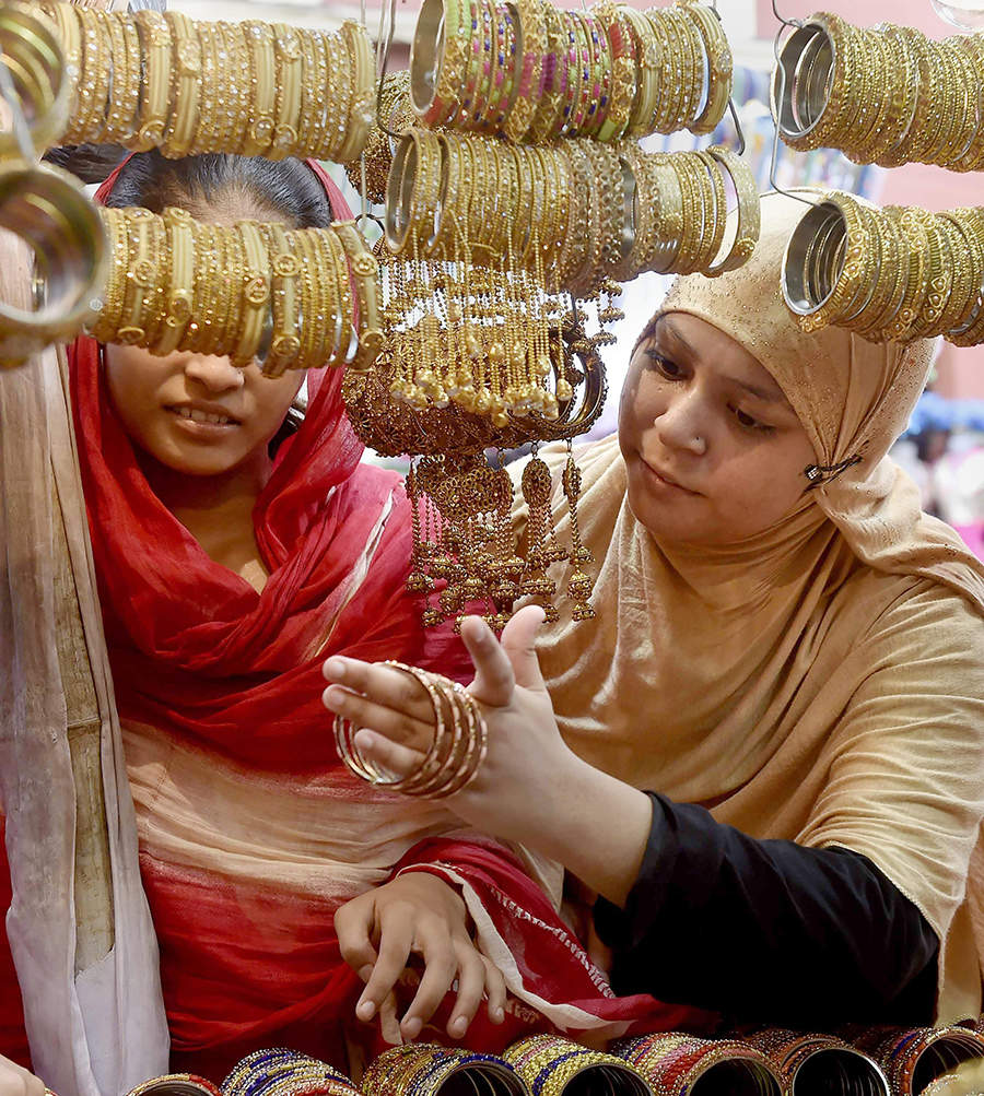 Markets abuzz as Muslims go for shopping before Eid