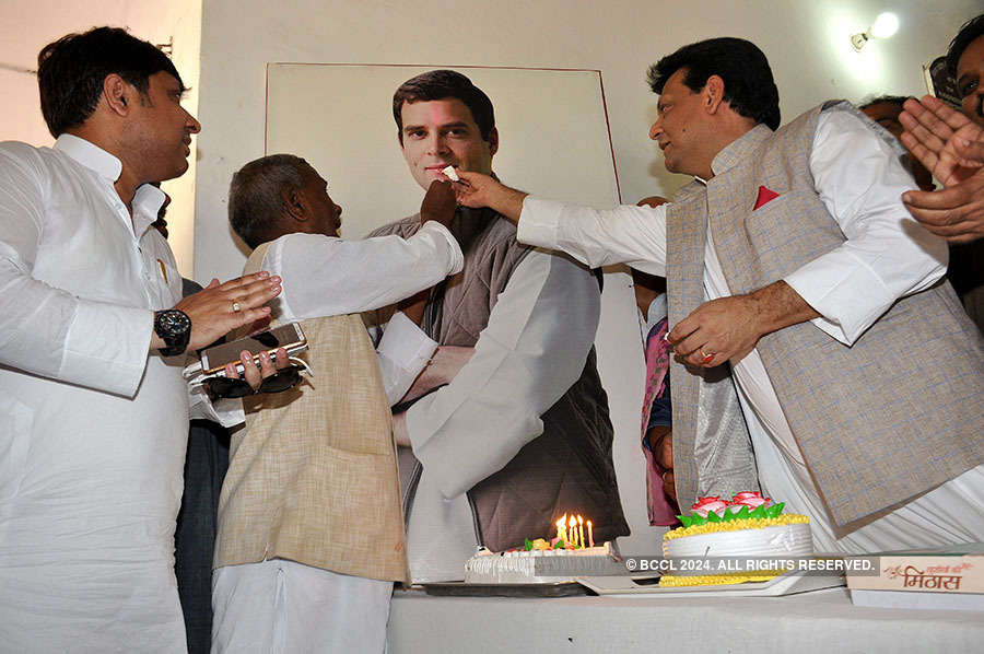 Congress workers celebrate Rahul's birthday
