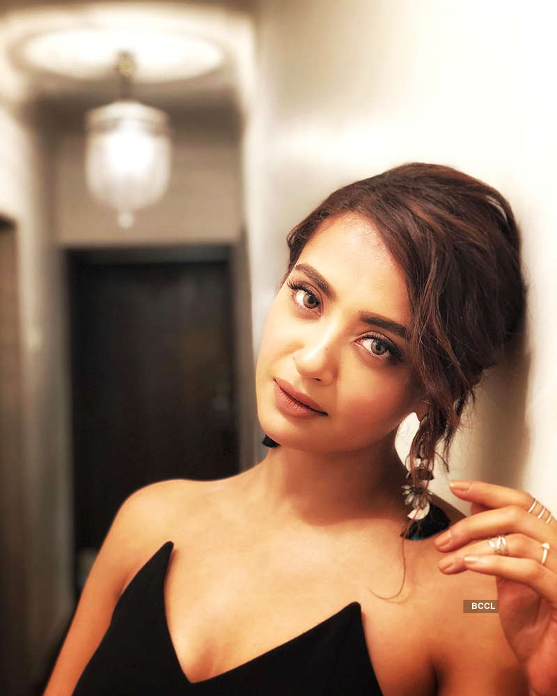 Bikini-clad Surveen Chawla turns up the heat, see pictures