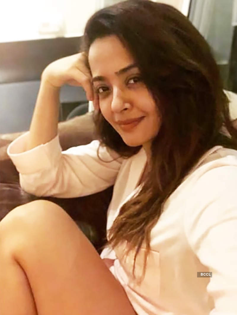 Bikini-clad Surveen Chawla turns up the heat, see pictures