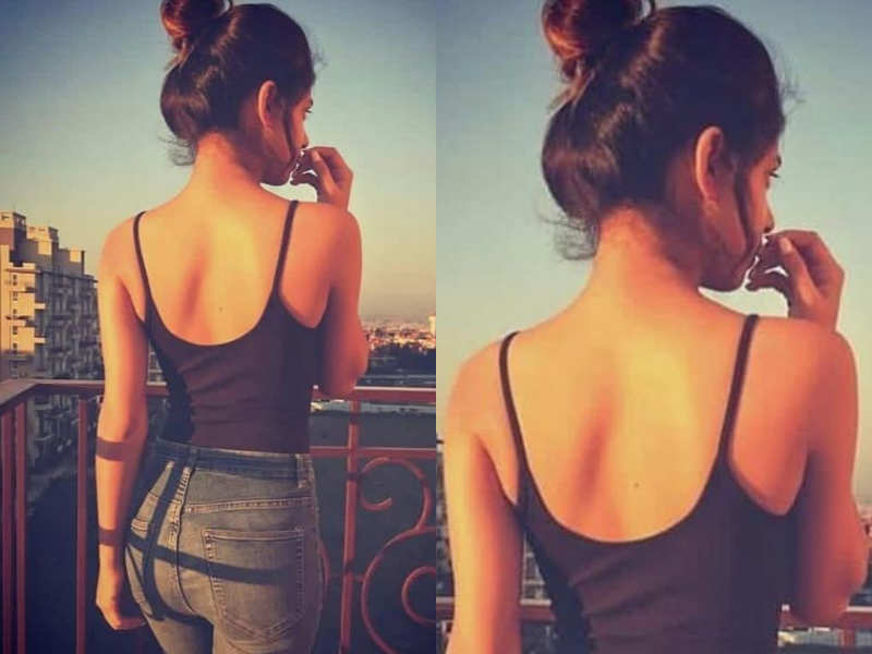 Suhana Khan's latest sunkissed candid photo will leave you in thoughts too
