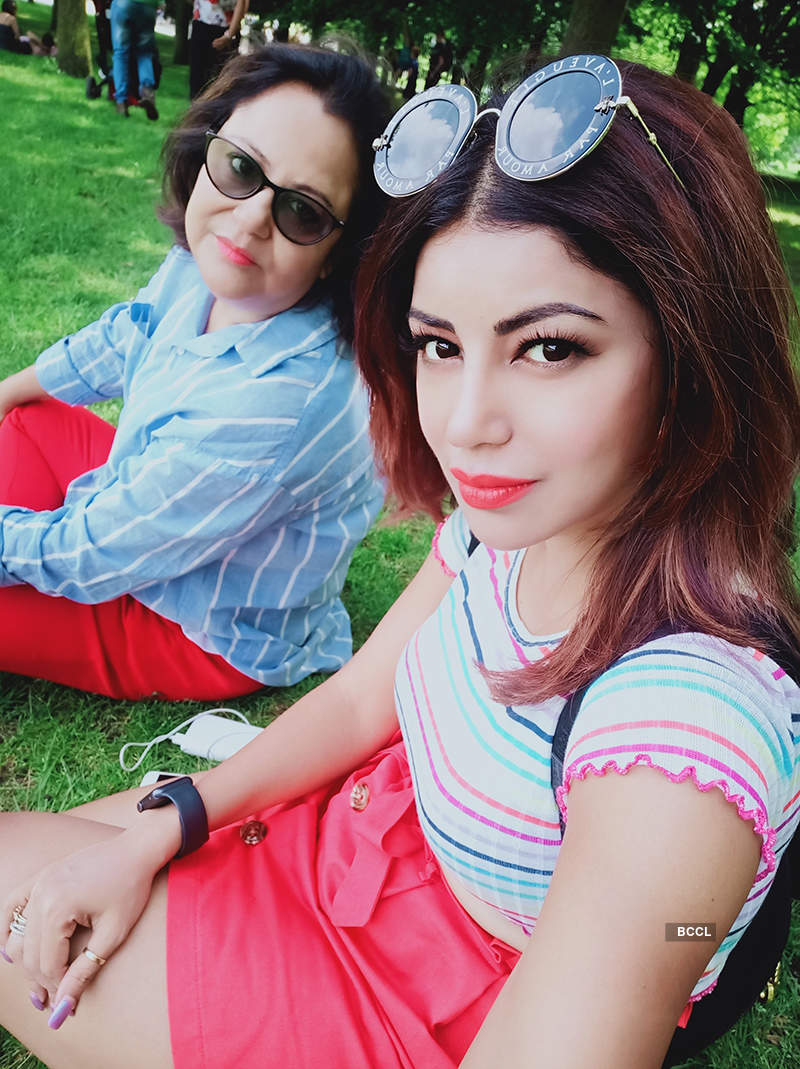 Debina Bonnerjee enjoys London vacation with her mommy dearest
