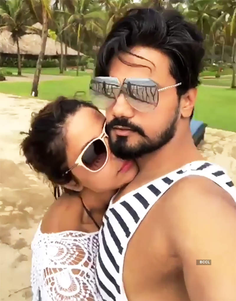 Hina Khan is raising temperatures in Maldives, enjoys romantic sojourn with beau
