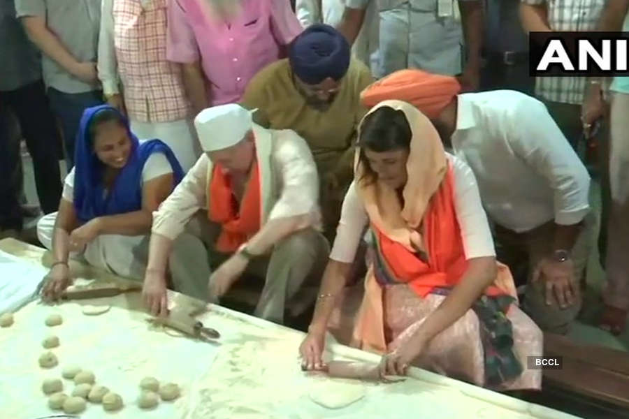 Nikki Haley rolls chapatis at Delhi gurudwara