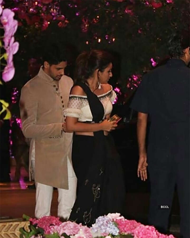 Sidharth Malhotra helps Parineeti Chopra in adjusting her saree at Ambani party, see pictures