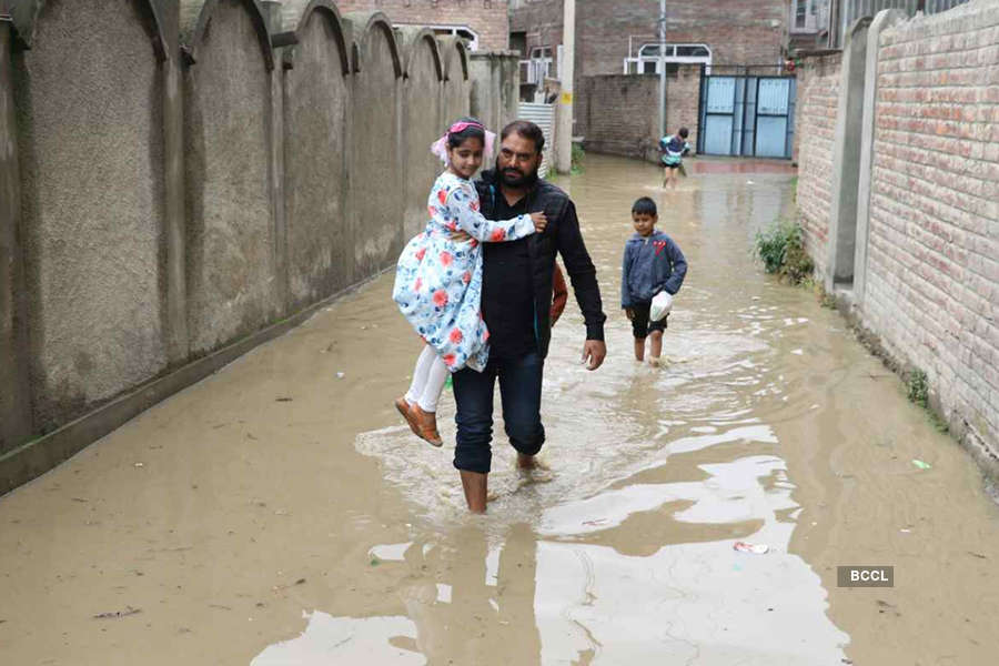 Heavy downpour triggers flood in Kashmir Valley