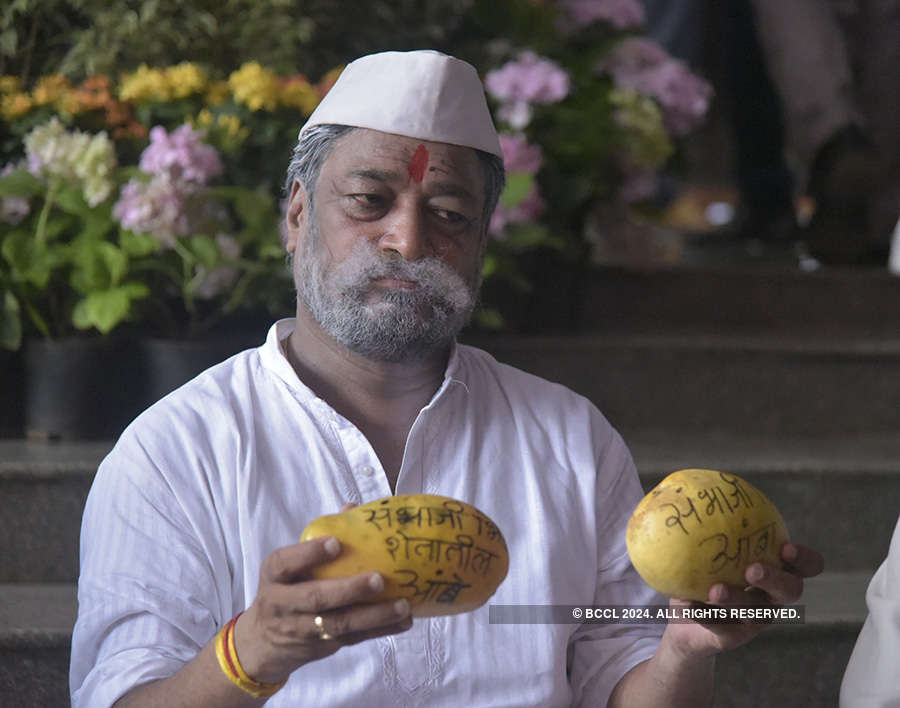 MLC stages protest against Sambhaji Bhide by 'selling' mangoes