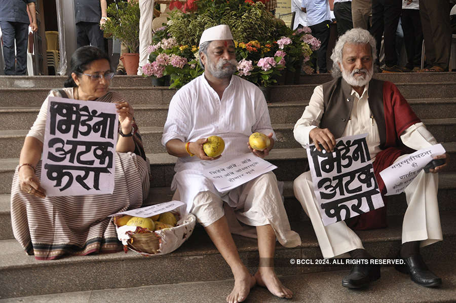 MLC stages protest against Sambhaji Bhide by 'selling' mangoes