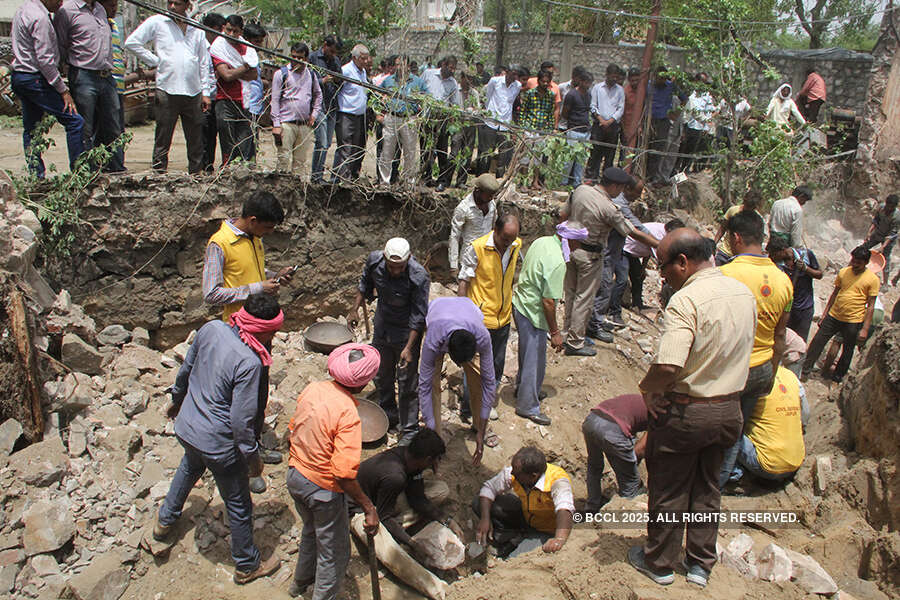 One dead, 10 injured as bus overturns in Kota