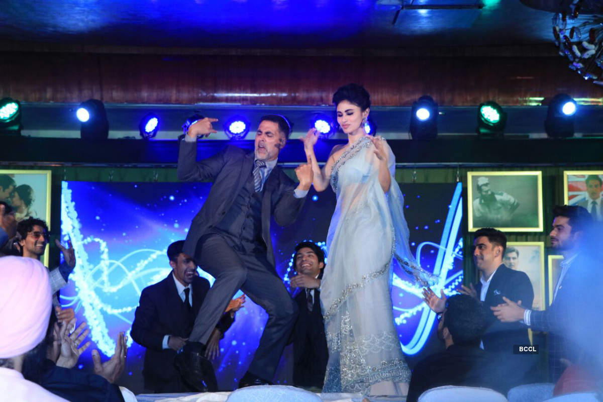 Akshay Kumar and Mouni Roy dance their heart out at Gold's event