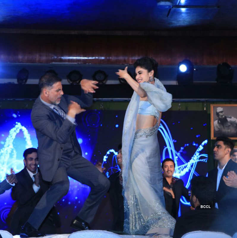 Akshay Kumar and Mouni Roy dance their heart out at Gold's event