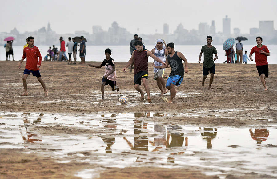 Heavy rain disrupts normal life in Mumbai