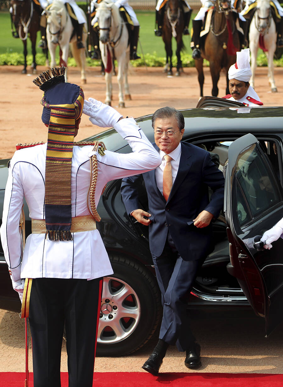 Moon Jae-in receives ceremonial reception at Rashtrapati Bhavan